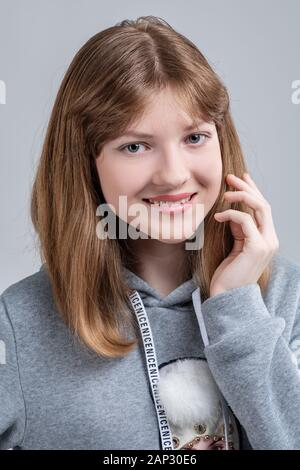 Abbildung: Ein junges Mädchen erschossen in einem Studio mit künstlichem Licht Stockfoto