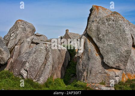 Frankreich, Brittainy, Kerlouan, Restaurant, Artist Village, grossen Felsen, Meer, Klippen, Steinhaus, Stockfoto