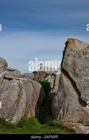 Frankreich, Brittainy, Kerlouan, Restaurant, Artist Village, grossen Felsen, Meer, Klippen, Steinhaus, Stockfoto
