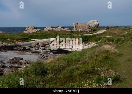 Frankreich, Brittainy, Kerlouan, Restaurant, Artist Village, grossen Felsen, Meer, Klippen, Steinhaus, Stockfoto