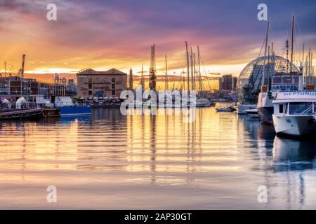 Idyllischen Sonnenuntergang Meereslandschaft mit Yachten im alten Hafen von Genua, mit dem Spiegelbild im Wasser auf das Ligurische Meer, Italien Stockfoto