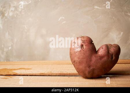 Hässliche Lebensmittel, Kartoffeln in Form eines Herzens.natürliche und einfache landwirtschaftliche Produkte. Stockfoto