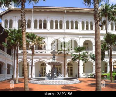 Innenhof mit Brunnen im Raffles Hotel Singapore, Beach Road, Insel Singapur, Singapur Stockfoto