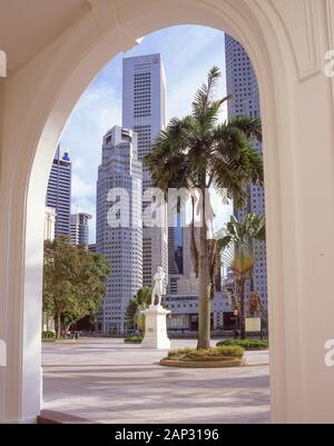 Sir Thomas Stamford Raffles Statue und Financial District Wolkenkratzer hinter, Kaiserin, Civic District, Singapur Insel (Pulau Ujong), Singapur Stockfoto