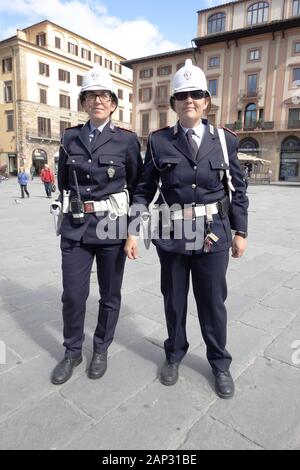 Polizei lächelnd in die Kamera auf der Piazza della Signoria. L-förmige Platz vor dem Palazzo Vecchio in Florenz, Italien. Stockfoto