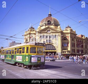 Straßenbahn vorbei an der Flinders Street Station, Cnr Swanston und Flinders Street, Melbourne, Victoria, Australien Stockfoto