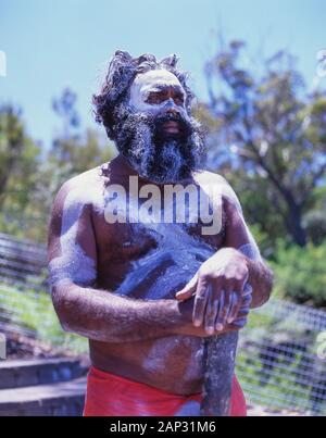 Aborigine männlich mit Körper und Gesicht malen, Blue Mountains, New South Wales, Australien Stockfoto