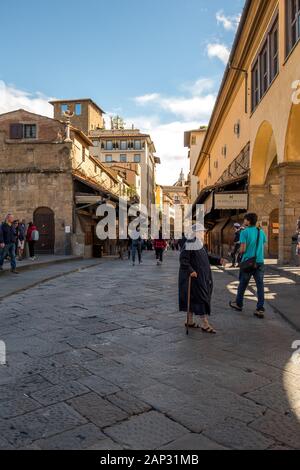 Ponte Vecchio mittelalterlichen gewölbten River Brücke, die Uffizien, der Palazzo Pitti. Florenz Toskana Italien Stockfoto