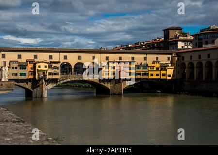 Ponte Vecchio mittelalterlichen gewölbten River Brücke, die Uffizien, der Palazzo Pitti. Florenz Toskana Italien Stockfoto