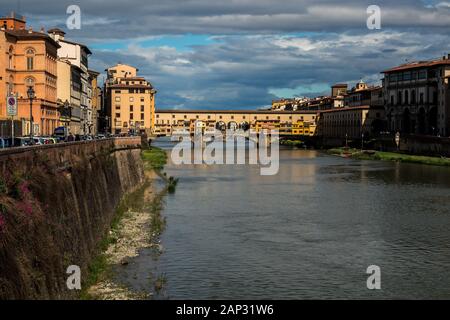 Ponte Vecchio mittelalterlichen gewölbten River Brücke, die Uffizien, der Palazzo Pitti. Florenz Italien Stockfoto