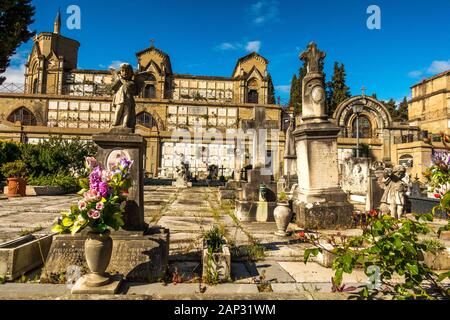 Gräber auf dem Friedhof von Basilica di San Miniato al Monte, Florenz, Toskana, Italien Stockfoto