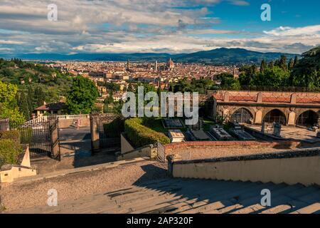 Die Basilika San Miniato al Monte sitzt oben auf einem der höchsten Punkte in Florenz in der Pian dei Giullari, Italien Stockfoto