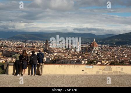 Blick auf Florenz von Abbazia di San Miniato al Monte. Die Basilika liegt auf einem der höchsten Punkte in Florenz Stockfoto