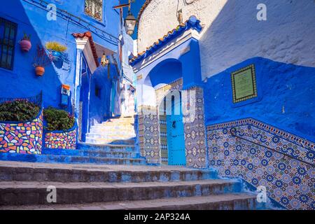 Chefchaouen, eine Stadt mit blau bemalten Häusern und engen, schönen, blauen Straßen, Marokko, Afrika Stockfoto