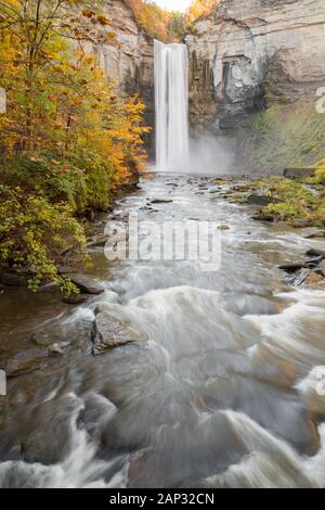 Taughannock Falls in der Finger Lakes Region von NY ist der höchste Wasserfall im Osten. Stockfoto