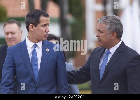 Oktober 10, 2019: Kolumbianische Präsident Ivan Duque (R) spricht zu Venezuelas Oppositionsführer Juan Guadio (L) in einer Zeremonie die Kennzeichnung ein Jahr seit ein Auto Bombenanschlag in der Police Academy, bei der Einweihung eines regionalen Anti-Terror-Gipfel in Bogota Credit: Daniel Garzon Herazo/ZUMA Draht/Alamy leben Nachrichten Stockfoto