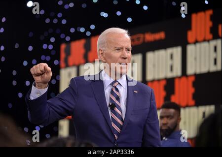 Des Moines, USA. 20 Jan, 2020. 2020 demokratische Kandidat der ehemalige Vizepräsident Joe Biden antwortet auf eine Frage in der Braun & Schwarz Präsidentenforum in Des Moines, Iowa, Montag, 20 Januar, 2020. Kandidaten weiter Kampagne der Iowa erste-in-der-Nation caucuses Februar 3. Foto von Mike Theiler/UPI. Quelle: UPI/Alamy leben Nachrichten Stockfoto