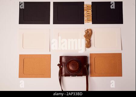 Speicherung und Archivierung von Fotos.Papierrahmen für Fotos, eine alte Filmkamera im Koffer. Ihre Geschichte bewahren. Fotokomotive Stockfoto