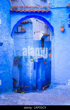 Chefchaouen, eine Stadt mit blau bemalten Häusern und engen, schönen, blauen Straßen, Marokko, Afrika Stockfoto