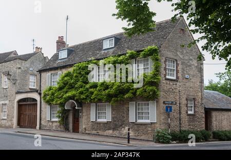 Wisteria in Thomas Chaucer's House & Servants' Cottage in der Kleinstadt Woodstock, Park Street - Oxfordshire, England - Großbritannien Stockfoto