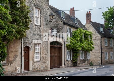 Wisteria in Thomas Chaucer's House & Servants' Cottage in der Kleinstadt Woodstock, Park Street - Oxfordshire, England - Großbritannien Stockfoto