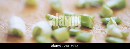 Cut grüne Zwiebel auf dem braunen Holzbrett Hintergrund Stockfoto