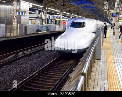 KYOTO, JAPAN - April, 17, 2018: ein Schnellzug stoppt an der Kyoto Station Stockfoto