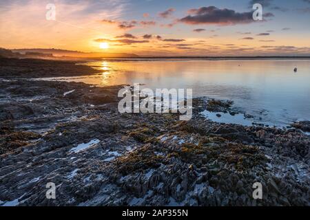 Die Sonne über Northam Burrows in der Nähe von Appledore in North Devon. Der Fluss Torridge Mündung und die angrenzende Halbinsel SSSI-Status. Stockfoto