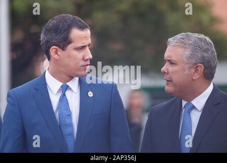 Der kolumbianische Präsident Ivan Duque (R) spricht zu Venezuelas Oppositionsführer Juan Guadio (L) an einer Zeremonie ein Jahr Kennzeichnung seit ein Auto Bombenanschlag in der Stockfoto