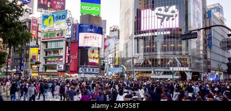 Tokio, Japan - April, 18, 2018: Lange Belichtung geschossen von Shibuya Crossing in Tokio Stockfoto