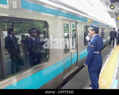 Tokio, Japan - April, 19, 2018: Plattform Schutz an einem Bahnhof in Tokio Stockfoto