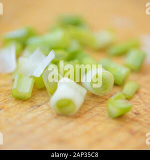 Cut grüne Zwiebel auf dem braunen Holzbrett Stockfoto