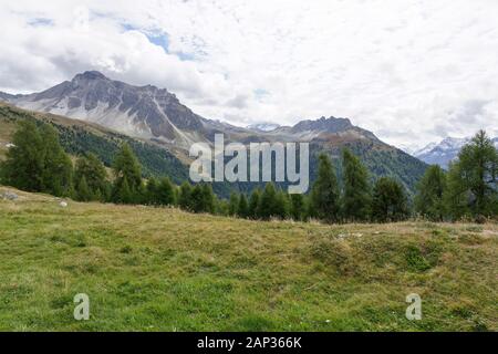 Herbstliche Blick vom Tignousa von Le Toûno, Hotel weißhorn und die Pointes de Nava, St. Luc, Val d'Anniviers, Wallis, Schweiz Stockfoto