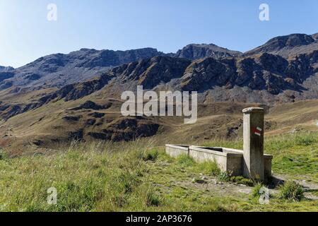 Springbrunnen auf der Alpage de Torrent, Val de Moiry, Grimentz, Val d'Anniviers, Wallis, Schweiz Stockfoto