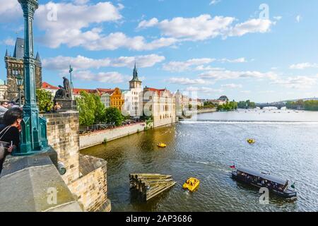 Blick auf die Altstadt von der Karlsbrücke, wenn das Pedal und Touristische boote Kreuzfahrt neben den Schwänen in der Moldau in Prag, Tschechien. Stockfoto