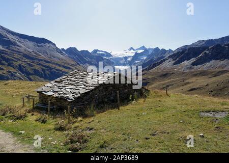 Kleine Steinhütte auf der Alpage de Torrent mit Blick auf den Lac de Moiry und den Glacier de Moiry, Val de Moiry, Val d'Anniviers, Wallis, Schweiz Stockfoto