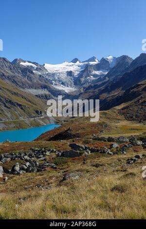Herbstliche Blick auf den Lac de Moiry und den Glacier de Moiry, Val de Moiry, Val d'Anniviers, Wallis, Schweiz Stockfoto