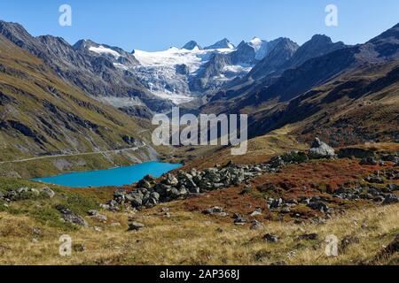 Herbstliche Blick auf den Lac de Moiry und den Glacier de Moiry, Val de Moiry, Val d'Anniviers, Wallis, Schweiz Stockfoto