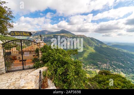 Sicht auf die Berge und Täler der Alpes-Maritimes im Süden von Frankreich aus einem Restaurant in dem mittelalterlichen Dorf Gourdon, Frankreich. Stockfoto