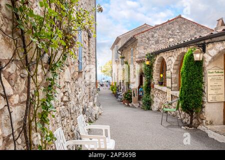 Eine typische malerische Straße mit Geschäften in der mittelalterlichen Bergdorf Gourdon, Frankreich, in der Provence Alpes Maritimes im Süden von Frankreich. Stockfoto