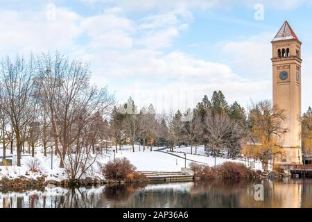 Der Great Northern Uhrturm und Pavillons entlang der Spokane River abgedeckt im Schnee im Winter in Downtown Riverfront Park in Spokane, Washington, USA Stockfoto