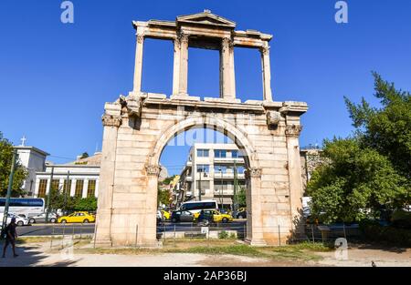 Blick auf den Bogen des Hadrian, die in der Regel in Griechisch als das Hadrianstor in der historischen Altstadt von Athen, Griechenland. Stockfoto