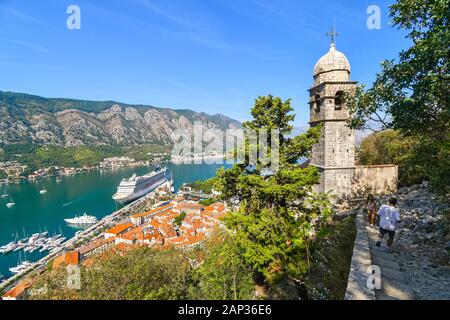 Steile Stufen erreichen Sie den Turm von St. Johannes Kirche, Teil der Ruinen der Burg von San Giovanni, mit Blick auf Kotor, Montenegro Stockfoto