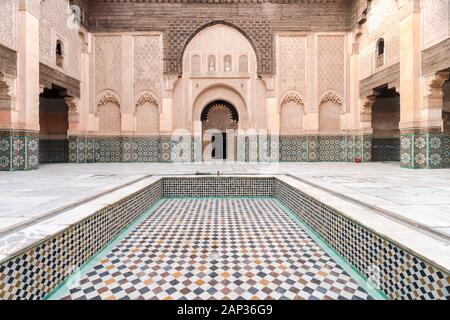 Details des Hofes des islamischen Kollegs Ben Youssef Madrasa Stockfoto