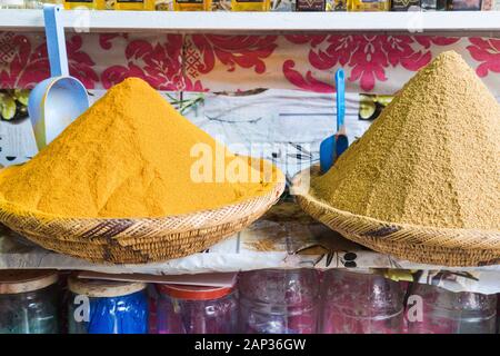 Pudergewürze und Farbpulver im Gewürzladen in Medina, marrakesch Stockfoto