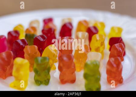 Bunte Jelly Bears auf weißem Teller Vorderansicht schließen Stockfoto