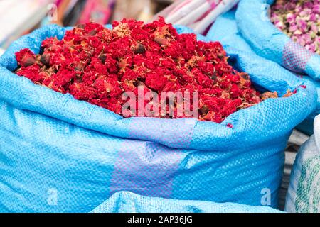 Nahaufnahme eines Sacks voller getrockneter Blumen, Hibiskus in Medina Stockfoto