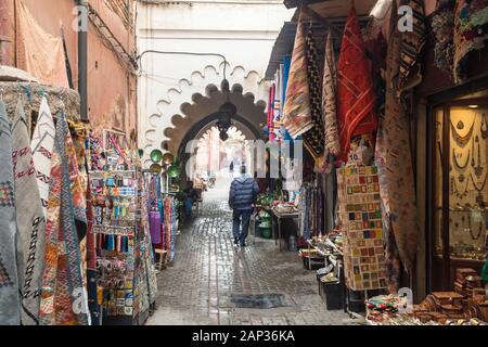 Passage in Medina mit Souvenirläden in Medina, Marrakesch Stockfoto