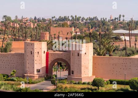 Die historischen orangefarbenen Tore der Stadt Marrakesch Stockfoto