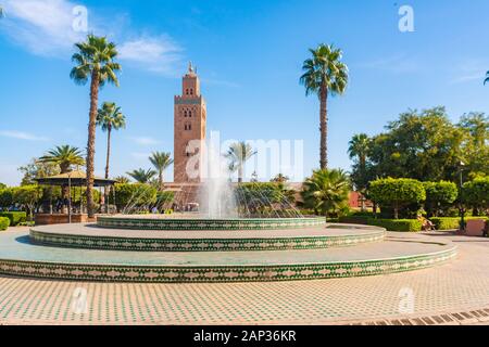 Brunnen am Lalla Hasna Park mit Koutoubia Moschee im Hintergrund Stockfoto